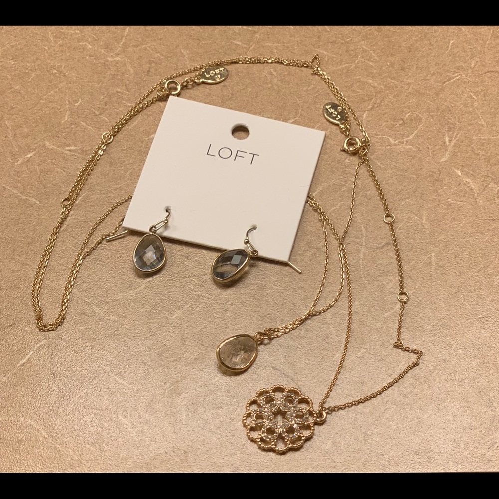2 gold tone layering necklaces and drop earrings